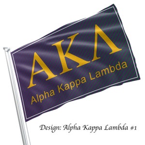 Może przedstawiać: Flaga w pasy fioletowe i zielone z literami "AKA" w złotych literach. Tekst "Alpha Kappa Lambda" jest napisany złotem pod literami.