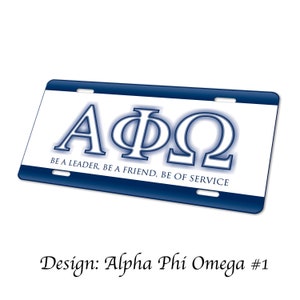 以下が含まれることがあります： 青と白のナンバープレートに、青い文字で「AΦΩ」と「BE A LEADER, BE A FRIEND, BE OF SERVICE」と書かれています。デザインはアルファ・ファイ・オメガ用です。