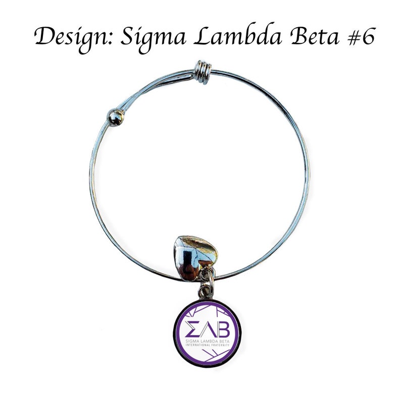 K&ouml;nnte beinhalten: Ein silbernes, ausziehbares Armband mit einem Herz-Anh&auml;nger und einem runden Anh&auml;nger mit den Buchstaben "&Sigma;&Lambda;&Beta;" und dem Text "Sigma Lambda Beta International Fraternity".