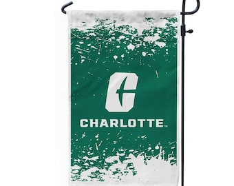 Flaggenbanner im Garten der Universität von North Carolina in Charlotte