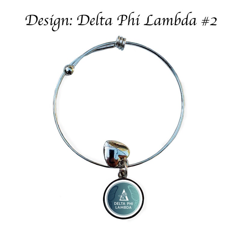 K&ouml;nnte beinhalten: Silbernes, ausziehbares Armband mit einem Anh&auml;nger mit einem blaugr&uuml;nen und wei&szlig;en Design mit dem Text "Delta Phi Lambda".