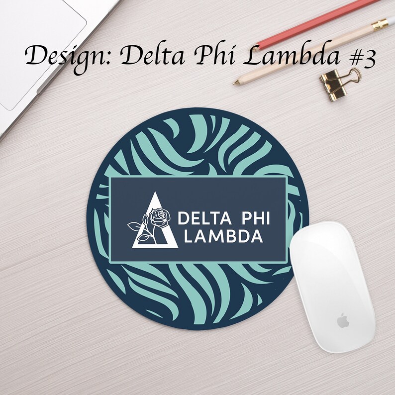 Może przedstawiać: Okrągła podkładka pod mysz z niebiesko-zielonym wzorem w kształcie spirali. W środku podkładki znajduje się granatowy prostokąt z białym tr&oacute;jkątem i wzorem r&oacute;ży. Tekst "DELTA PHI LAMBDA" jest napisany białymi literami wewnątrz prostokąta.