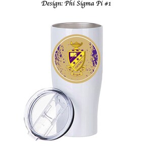Può includere: Un bicchiere in acciaio inossidabile bianco con uno stemma della confraternita Phi Sigma Pi in oro e viola su uno sfondo usurato. Il bicchiere ha un coperchio trasparente con uno scorrevole.