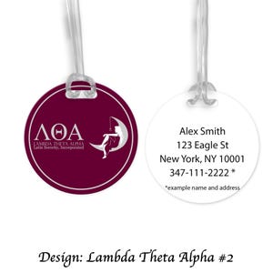 Può includere: Un'etichetta per bagagli color granata con una falce di luna bianca e una silhouette bianca di una donna seduta sulla luna. Il testo "ΛΘΑ LAMBDA THETA ALPHA Latin Sorority, Incorporated" è stampato sull'etichetta.