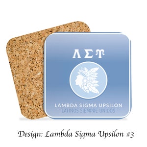 Op de afbeelding: Een blauwe vierkante onderzetter met de Griekse letters Lambda Sigma Upsilon en de woorden "Lambda Sigma Upsilon Latinos Siempre Unidos". De onderzetter heeft een kurken achterkant.