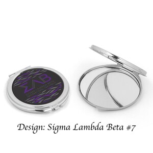 Pu&ograve; includere: Uno specchio compatto argentato con un design nero e viola con le lettere "&Sigma;&Lambda;&Beta;" e il testo "Sigma Lambda Beta International Fraternity".