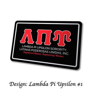 Könnte beinhalten: Ein schwarzer rechteckiger Aufkleber mit weißem Rand. Der Aufkleber zeigt die griechischen Buchstaben ΑΠΥ in Rot, mit dem Text "LAMBDA PI UPSILON SORORITY, LATINAS PODEROSAS UNIDAS, INC." und "Empowered Women, Empowering Women."