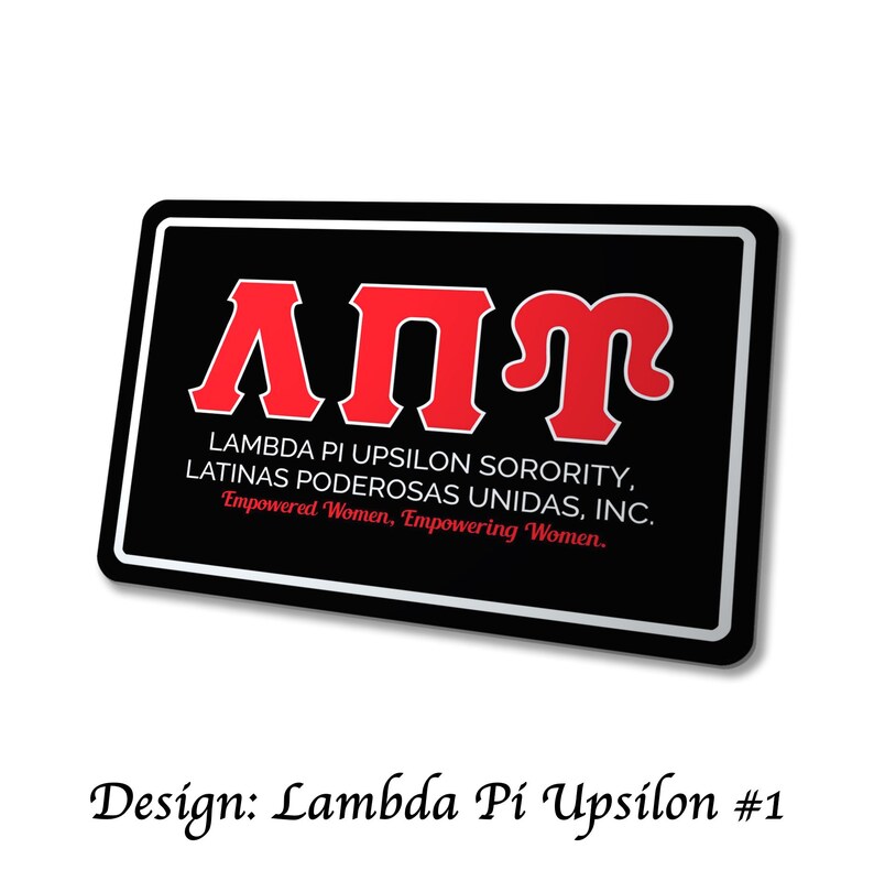 Op de afbeelding: Een zwarte rechthoekige sticker met een witte rand. De sticker toont de Griekse letters &Alpha;&Pi;&Upsilon; in rood, met de tekst "LAMBDA PI UPSILON SORORITY, LATINAS PODEROSAS UNIDAS, INC." en "Empowered Women, Empowering Women."