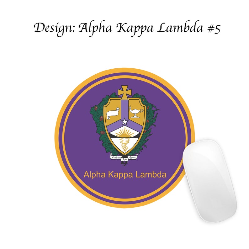 Pode incluir: Um mousepad redondo roxo e dourado com o bras&atilde;o do Alpha Kappa Lambda e as palavras "Alpha Kappa Lambda" impressas nele.