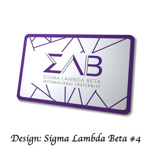 Pu&ograve; includere: Una carta rettangolare con bordo viola, con il testo "SIGMA LAMBDA BETA INTERNATIONAL FRATERNITY" in viola e grigio. La carta ha uno sfondo bianco con un design geometrico. Il design &egrave; etichettato come "Design: Sigma Lambda Beta #4".