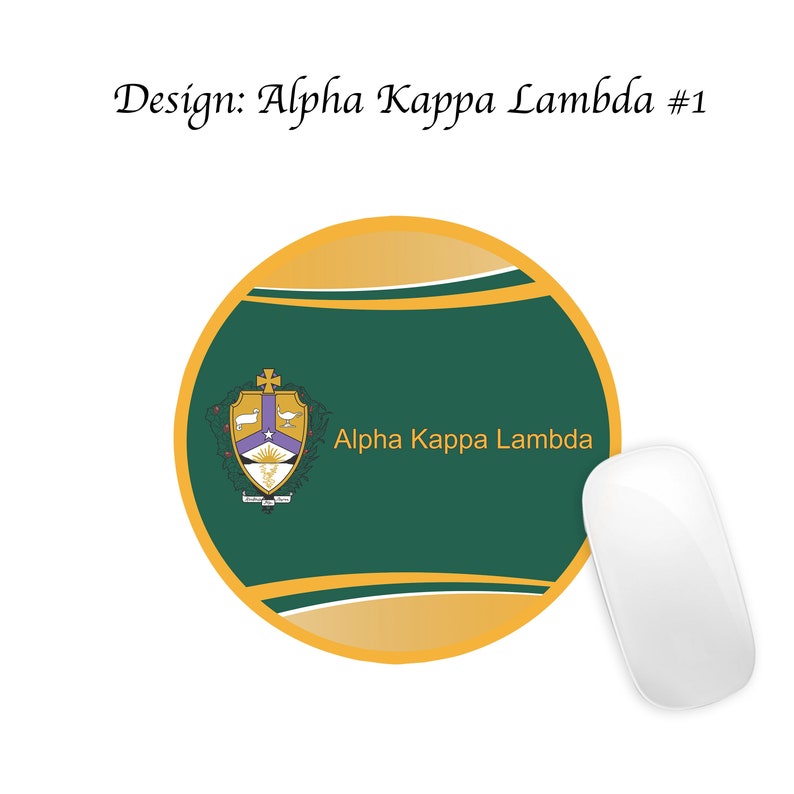Pode incluir: Um mousepad redondo verde e dourado com um bras&atilde;o e o texto "Alpha Kappa Lambda" no centro. O mousepad &eacute; projetado para uso com um mouse de computador.