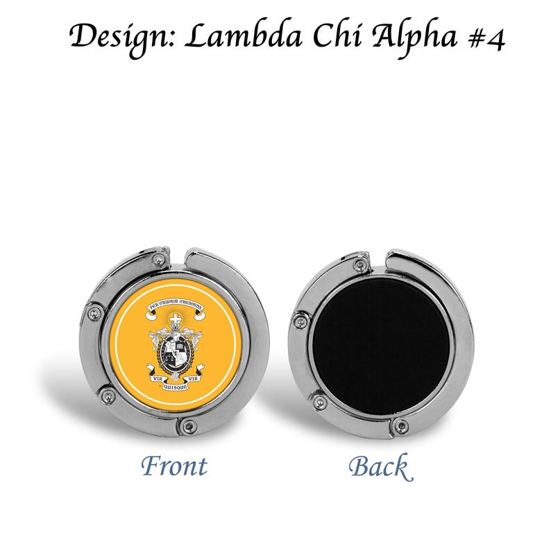 以下が含まれることがあります： 2つの銀色の丸いバッグハンガー。片面には、テキストと紋章が付いた黄色のエンブレムがあり、「フロント」と表示されています。もう片面は黒で、「バック」と表示されています。「Design: Lambda Chi Alpha #4」というテキストが上部にあります。