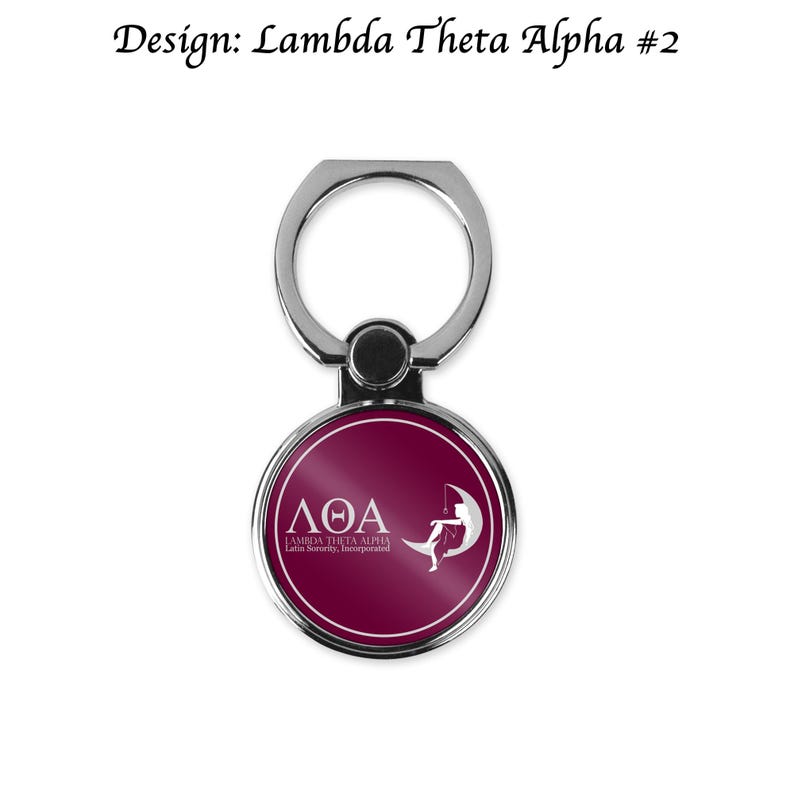 Op de afbeelding: Een zilveren telefoonringhouder met een ronde, donkerrode schijf met een wit Grieks letterontwerp en de tekst "&Lambda;&Theta;&Alpha; LAMBDA THETA ALPHA Latin Sorority, Incorporated".