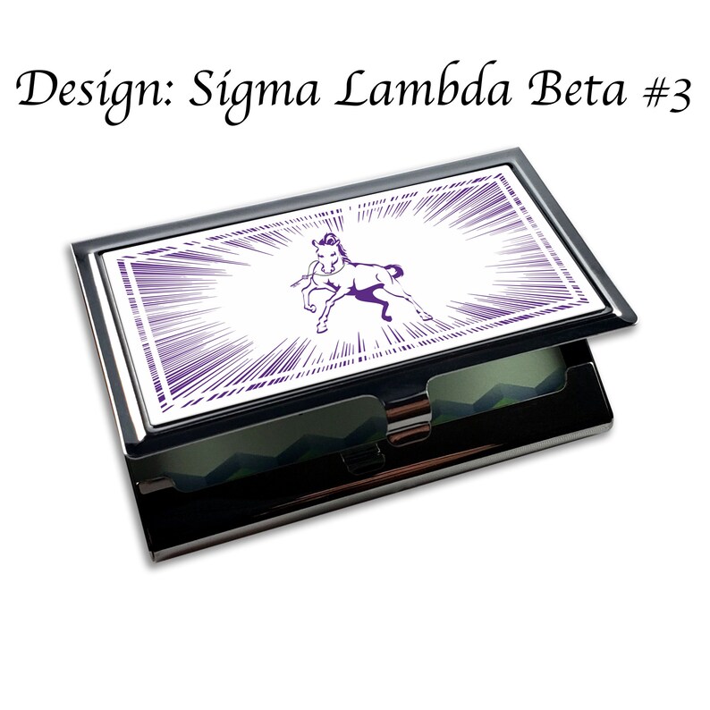 Puede incluir: Un porta tarjetas de visita de metal plateado con un fondo blanco y un dise&ntilde;o de caballo morado. El dise&ntilde;o presenta un caballo corriendo con un fondo blanco y l&iacute;neas moradas que irradian desde el caballo. El texto "Design: Sigma Lambda Beta #3" es visible en la parte superior de la imagen.