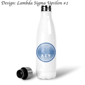Op de afbeelding: Een witte geïsoleerde waterfles met een zilveren dop en een blauw cirkelvormig embleem. Het embleem toont een profiel van een persoon met een hoofdtooi en de Griekse letters ΛΣΥ. De tekst "Design: Lambda Sigma Upsilon #2" staat bovenaan.