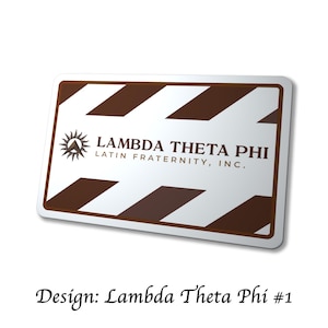Puede incluir: Un dise&ntilde;o rectangular blanco y marr&oacute;n de Lambda Theta Phi Latin Fraternity, Inc. El dise&ntilde;o presenta un fondo blanco con rayas diagonales marrones y el nombre y logotipo de la fraternidad. El texto "Design: Lambda Theta Phi #1" est&aacute; en la parte inferior.