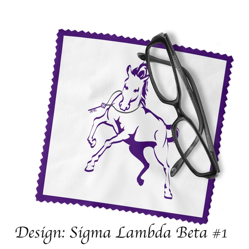 Może przedstawiać: Fioletowy ściereczka z mikrofibry z białym logo konia i tekstem "Sigma Lambda Beta #1". Na ściereczce leży para czarnych okular&oacute;w.