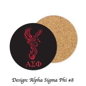 Könnte beinhalten: Ein schwarzer runder Untersetzer mit einem roten Phönix-Design und griechischen Buchstaben. Ein zweiter Untersetzer aus Kork befindet sich daneben. Der Text "Design: Alpha Sigma Phi #8" steht unten.