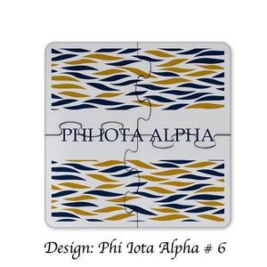 Könnte beinhalten: Ein vierteiliges Puzzle mit weißem Hintergrund. Die Puzzleteile weisen ein sich wiederholendes Muster aus marineblauen und goldenen Wellenlinien auf. Der Text "PHI IOTA ALPHA" ist in Marineblau über die Mitte des Puzzles gedruckt. Der Text "Design: Phi Iota Alpha # 6" ist unten gedruckt.