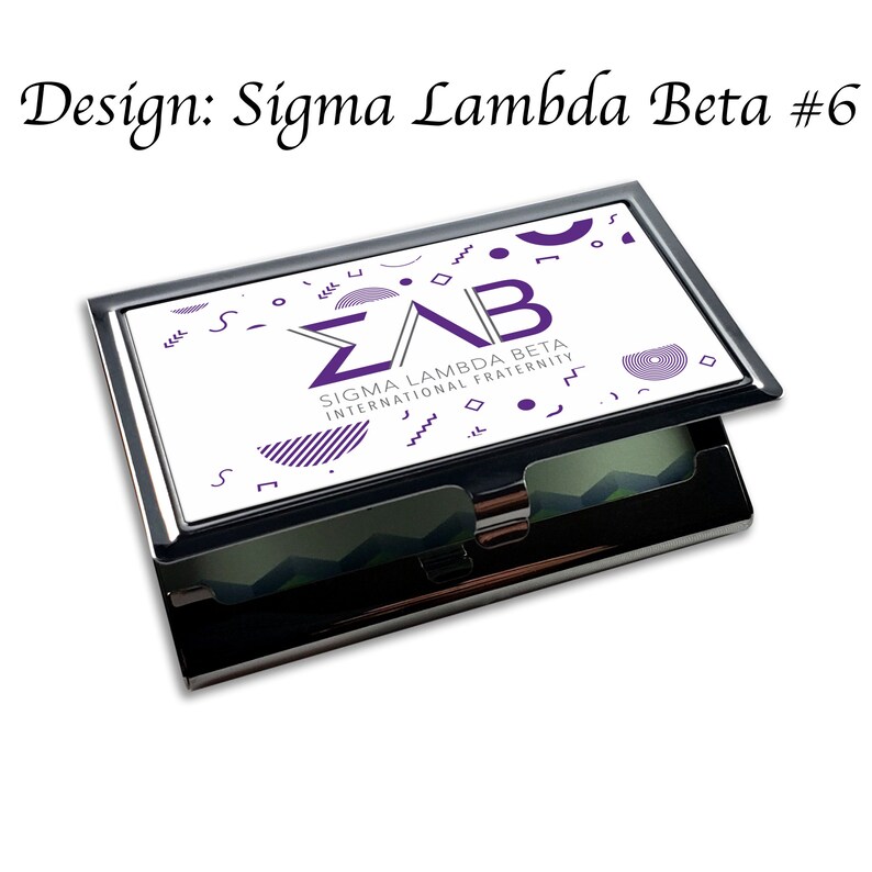Puede incluir: Un porta tarjetas de plata con un dise&ntilde;o blanco que presenta las letras "&Sigma;&Alpha;&Beta;" y el texto "Sigma Lambda Beta International Fraternity". El dise&ntilde;o tambi&eacute;n incluye formas geom&eacute;tricas en morado y negro.