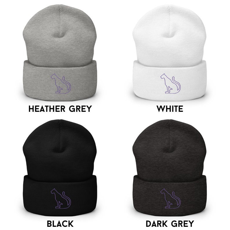 以下が含まれることがあります： 4色の異なる色のビーニー帽子のそれぞれに、前面に猫が座っている紫色のアウトラインがあります。帽子はヘザーグレー、白、黒、ダークグレーです。