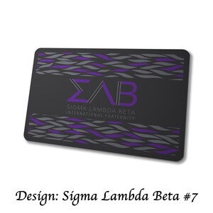 Pu&ograve; includere: Una carta rettangolare nera con il testo "&Sigma;&Lambda;B" in viola e "SIGMA LAMBDA BETA INTERNATIONAL FRATERNITY" in viola. La carta presenta un motivo ondulato grigio e viola. Il testo "Design: Sigma Lambda Beta #7" &egrave; in basso.