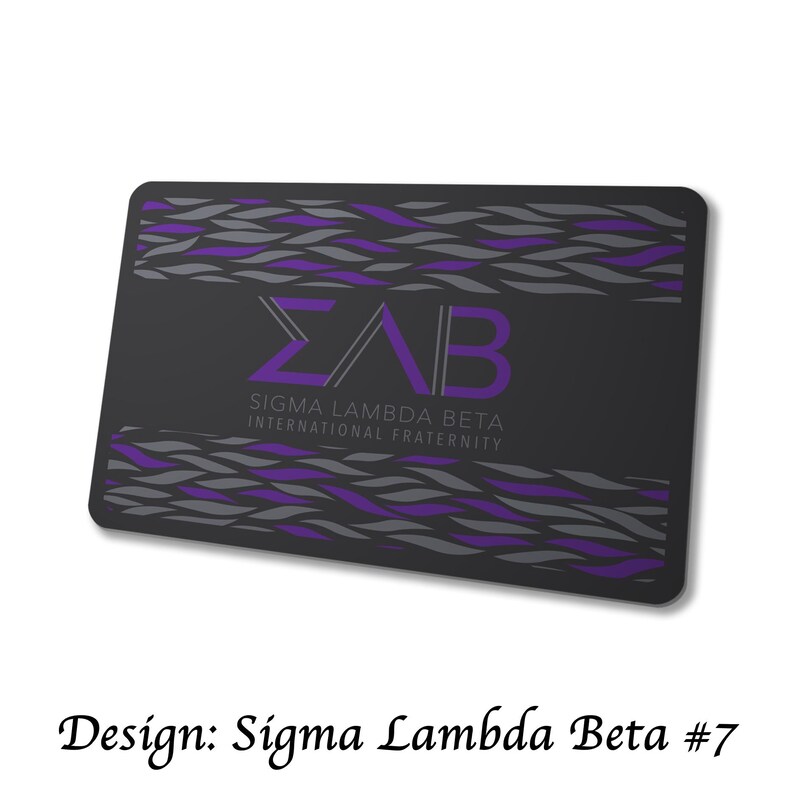 Pu&ograve; includere: Una carta rettangolare nera con il testo "&Sigma;&Lambda;B" in viola e "SIGMA LAMBDA BETA INTERNATIONAL FRATERNITY" in viola. La carta presenta un motivo ondulato grigio e viola. Il testo "Design: Sigma Lambda Beta #7" &egrave; in basso.