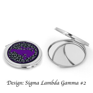 Op de afbeelding: Een zilveren compact spiegel met een luipaardprint in paars en grijs. De spiegel is in de eerste afbeelding gesloten en in de tweede afbeelding open. De tekst "Design: Sigma Lambda Gamma #2" staat onder de afbeeldingen.
