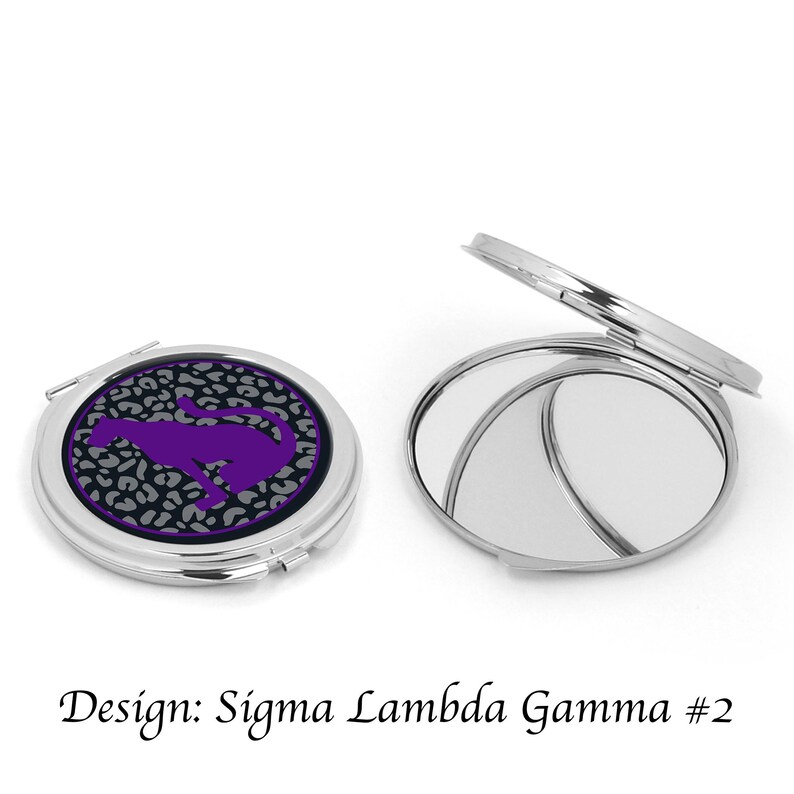 Op de afbeelding: Een zilveren compact spiegel met een luipaardprint in paars en grijs. De spiegel is in de eerste afbeelding gesloten en in de tweede afbeelding open. De tekst "Design: Sigma Lambda Gamma #2" staat onder de afbeeldingen.