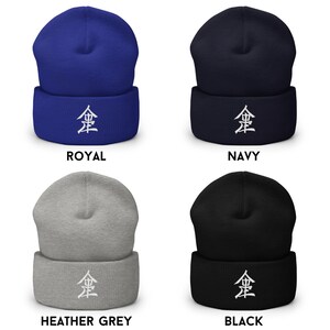 Puede incluir: Cuatro gorros de punto de diferentes colores con un car&aacute;cter kanji blanco bordado en la parte delantera. Los colores son azul real, azul marino, gris jaspeado y negro.