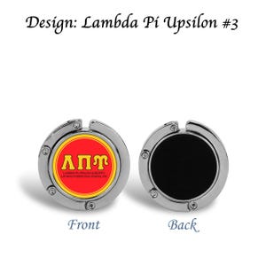 Op de afbeelding: Een zilverkleurige, cirkelvormige tas haak. De voorkant heeft een rood en geel embleem met de Griekse letters ΛΠΥ en de tekst "LAMBDA PI UPSILON SORORITY LATINAS PODEROSAS UNIDAS INC". De achterkant is zwart. De tekst "Design: Lambda Pi Upsilon #3", "Front" en "Back" zijn ook zichtbaar.