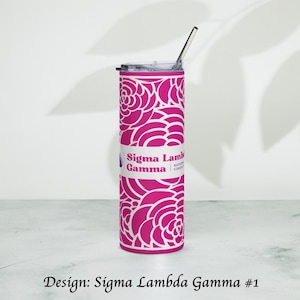 Könnte beinhalten: Ein rosa-weiß gemusterter Becher mit einem silbernen Strohhalm. Der Becher trägt den weißen Schriftzug "Sigma Lambda Gamma" auf einem weißen Band. Das Design trägt die Bezeichnung "Design: Sigma Lambda Gamma #1".