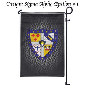 Könnte beinhalten: Eine schwarze Gartenflagge mit einem Schilddesign. Das Schild zeigt ein Wappen mit Kreuz, Lilie und anderen Symbolen in Gelb, Blau und Rot. Die Flagge ist an einem schwarzen Metallständer befestigt. Der Text oben lautet "Design: Sigma Alpha Epsilon #4".