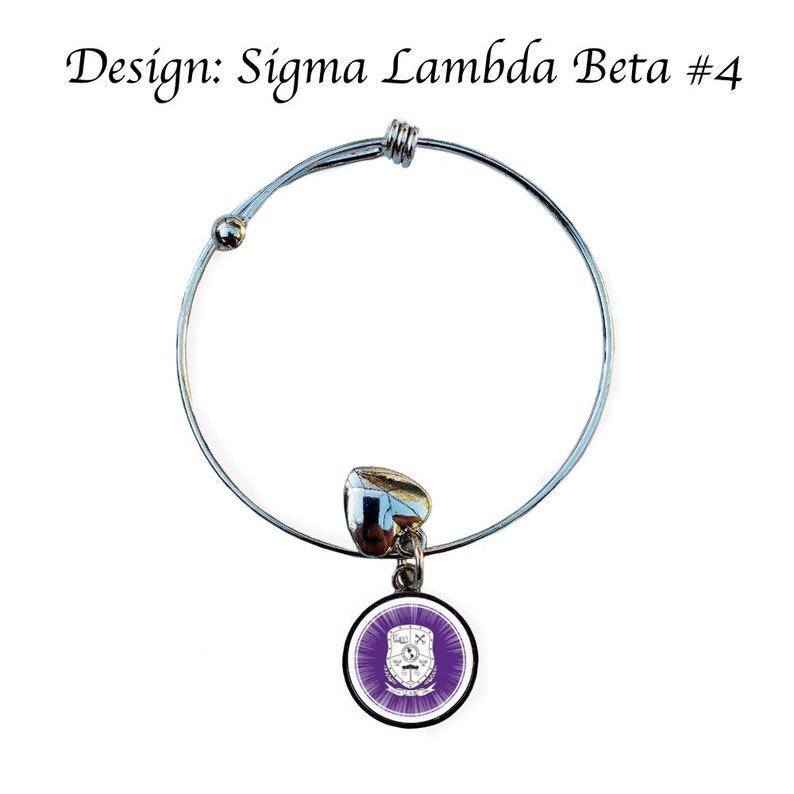 K&ouml;nnte beinhalten: Ein silbernes, ausziehbares Armband mit einem Anh&auml;nger, der ein violettes und wei&szlig;es Wappen mit dem Text "Sigma Lambda Beta #4" zeigt.