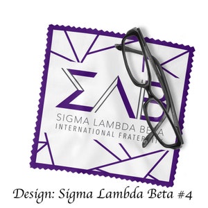 Może przedstawiać: Biały ściereczka z mikrofibry z fioletowym obramowaniem i geometrycznym wzorem. Ściereczka zawiera greckie litery &Sigma;&Lambda;&Beta;, kt&oacute;re oznaczają Sigma Lambda Beta, międzynarodowe stowarzyszenie. Na ściereczce leży para czarnych okular&oacute;w.