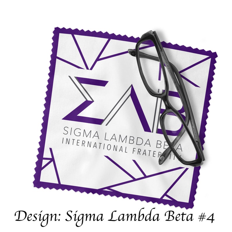 Może przedstawiać: Biały ściereczka z mikrofibry z fioletowym obramowaniem i geometrycznym wzorem. Ściereczka zawiera greckie litery &Sigma;&Lambda;&Beta;, kt&oacute;re oznaczają Sigma Lambda Beta, międzynarodowe stowarzyszenie. Na ściereczce leży para czarnych okular&oacute;w.