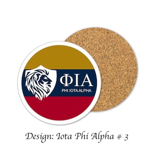 Könnte beinhalten: Runder Untersetzer mit einem Design mit einem Löwenkopf, den Buchstaben "ΦΙΑ" und den Worten "PHI IOTA ALPHA". Der Untersetzer hat ein Farbschema in Gold, Marineblau und Rot. Ein zweiter Korkuntersetzer ist sichtbar.