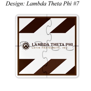 Può includere: Un puzzle bianco con un bordo marrone. Il puzzle ha un motivo diagonale di strisce marroni. Il pezzo centrale del puzzle ha il testo "LAMBDA THETA PHI LATIN FRATERNITY, INC."