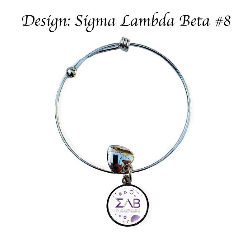 K&ouml;nnte beinhalten: Ein silbernes, ausziehbares Armband mit einem Herz-Anh&auml;nger und einem runden Anh&auml;nger mit dem Logo der Sorority Sigma Lambda Beta und dem Text "Sigma Lambda Beta International Fraternity".