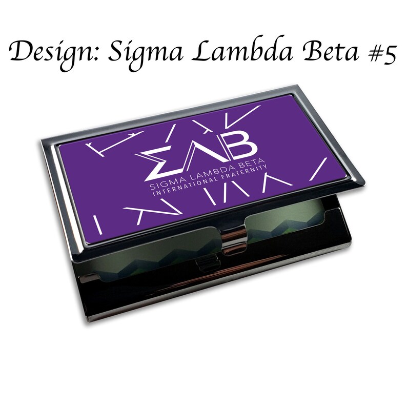Puede incluir: Un porta tarjetas de metal morado con un logotipo blanco de Sigma Lambda Beta y el texto "Sigma Lambda Beta International Fraternity".