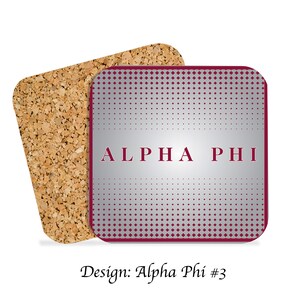 Könnte beinhalten: Ein Untersetzer mit Korkrücken, silbernem Hintergrund und rotem Punktmuster. Der Text "ALPHA PHI" ist in Rot auf den Untersetzer gedruckt.