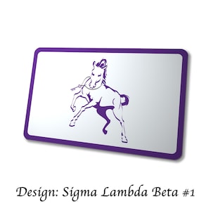 Könnte beinhalten: Ein rechteckiges Design mit lila Rand, weißem Hintergrund und einer lila Pferdeillustration. Das Pferd bäumt sich auf und hält einen Schlüssel im Maul. Der Text "Design: Sigma Lambda Beta #1" befindet sich unten.