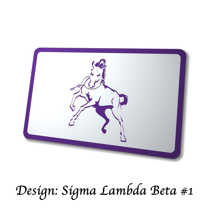 Pu&ograve; includere: Un design rettangolare con bordo viola, sfondo bianco e illustrazione di un cavallo viola. Il cavallo si impenna, tenendo una chiave in bocca. Il testo "Design: Sigma Lambda Beta #1" &egrave; in basso.