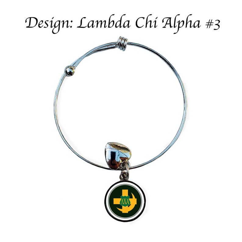 Puede incluir: Un brazalete extensible de plata con un dije que presenta un s&iacute;mbolo de la hermandad Lambda Chi Alpha en verde, amarillo y blanco.