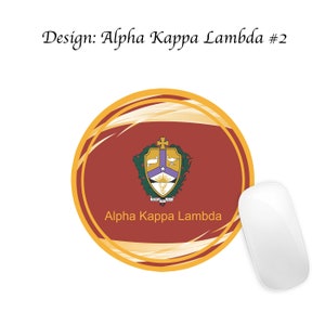 Pode incluir: Um mousepad redondo com fundo vermelho e borda dourada. O centro do mousepad apresenta o bras&atilde;o de Alpha Kappa Lambda e as palavras "Alpha Kappa Lambda".