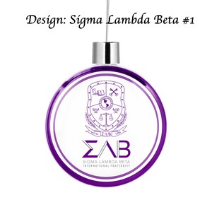 Puede incluir: Adorno navide&ntilde;o morado con fondo blanco y un escudo que presenta una balanza, un libro, un globo terr&aacute;queo y llaves cruzadas. El texto "&Sigma;&Alpha;&Beta;" est&aacute; debajo del escudo, y el texto "SIGMA LAMBDA BETA INTERNATIONAL FRATERNITY" est&aacute; debajo de ese.