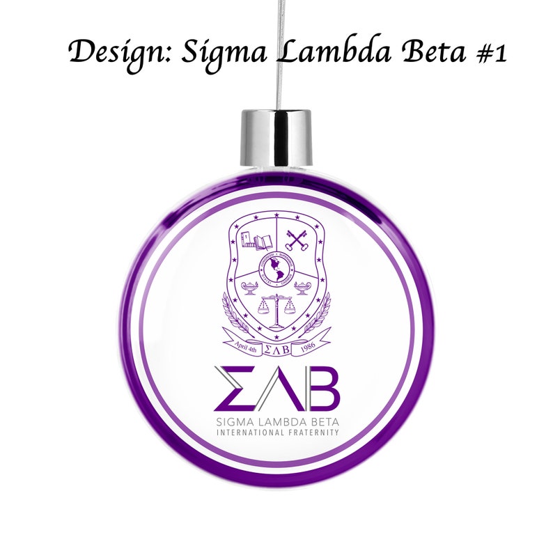 Puede incluir: Adorno navide&ntilde;o morado con fondo blanco y un escudo que presenta una balanza, un libro, un globo terr&aacute;queo y llaves cruzadas. El texto "&Sigma;&Alpha;&Beta;" est&aacute; debajo del escudo, y el texto "SIGMA LAMBDA BETA INTERNATIONAL FRATERNITY" est&aacute; debajo de ese.