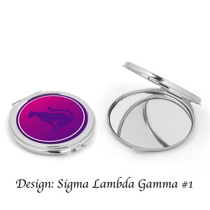 Op de afbeelding: Een zilveren compact spiegel met een paars en roze ontwerp met een zwart pantersilhouet. De spiegel is in de eerste afbeelding gesloten en in de tweede afbeelding open. De tekst "Design: Sigma Lambda Gamma #1" staat onder de afbeeldingen.