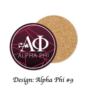 Könnte beinhalten: Ein runder Untersetzer mit burgunderfarbenem Hintergrund und weißem Text "ALPHA PHI". Der Untersetzer hat einen weißen Rand und ein geometrisches Design. Daneben liegt ein zweiter Untersetzer aus Kork. Der Text "Design: Alpha Phi #9" steht darunter.