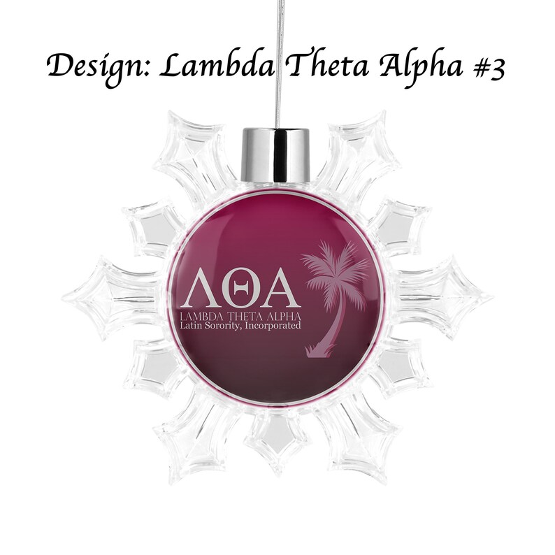 K&ouml;nnte beinhalten: Transparenter, schneeflockenf&ouml;rmiger Weihnachtsschmuck mit einem weinroten Mittelteil. In der Mitte befinden sich die griechischen Buchstaben &Lambda;&Theta;&Alpha; und eine Palmensilhouette mit dem Text "LAMBDA THETA ALPHA Latin Sorority, Incorporated." Der Text "Design: Lambda Theta Alpha #3" steht dar&uuml;ber.